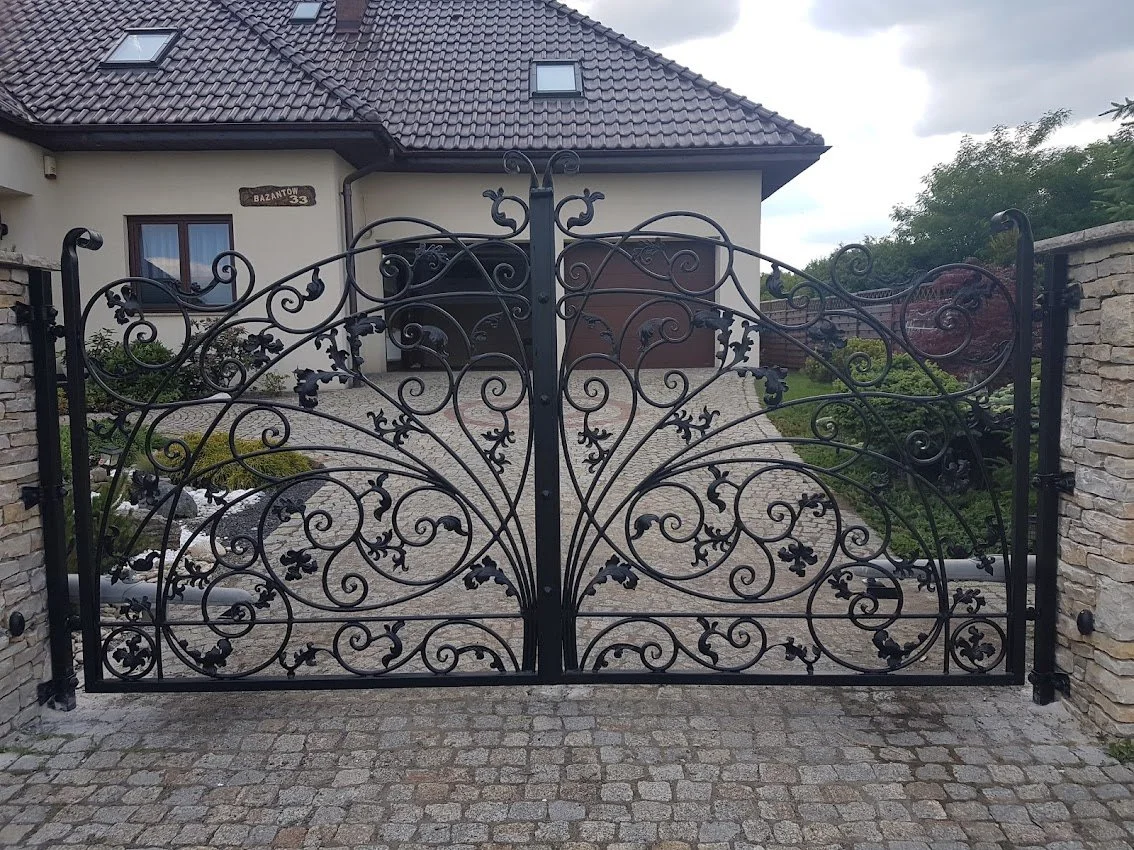 Brama kuta bogato zdobiona - akanty - czarna