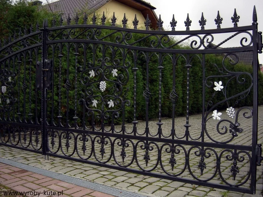 Brama Kuta Czarna - Detale Winogronowe