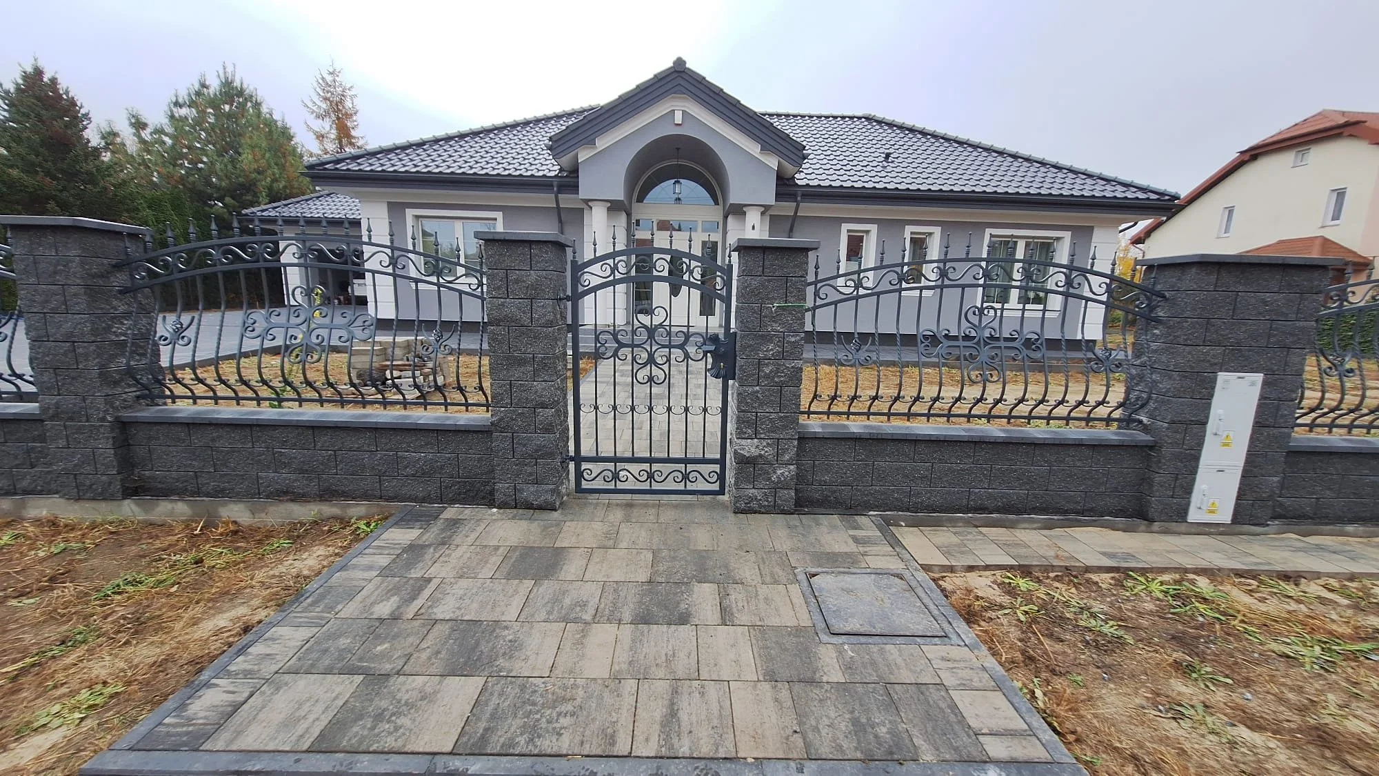 Brama Kuta - Detale Scrolli i Liści (Zbliżenie)