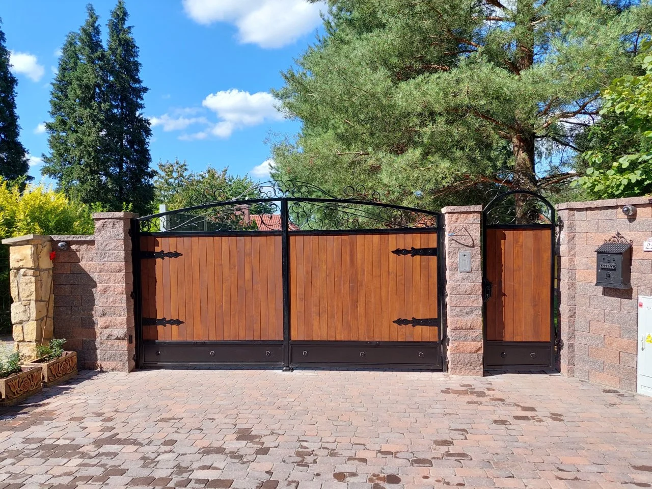 Brama Kuta z Drewnem - Szczegóły Wykończenia