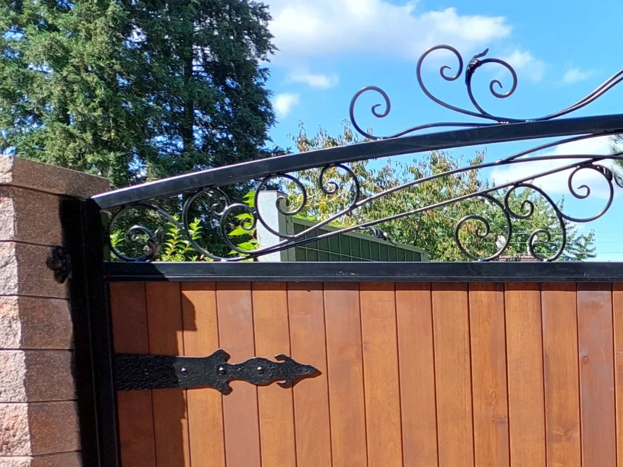 Brama Kuta z Drewnem - Ozdobny Wieniec