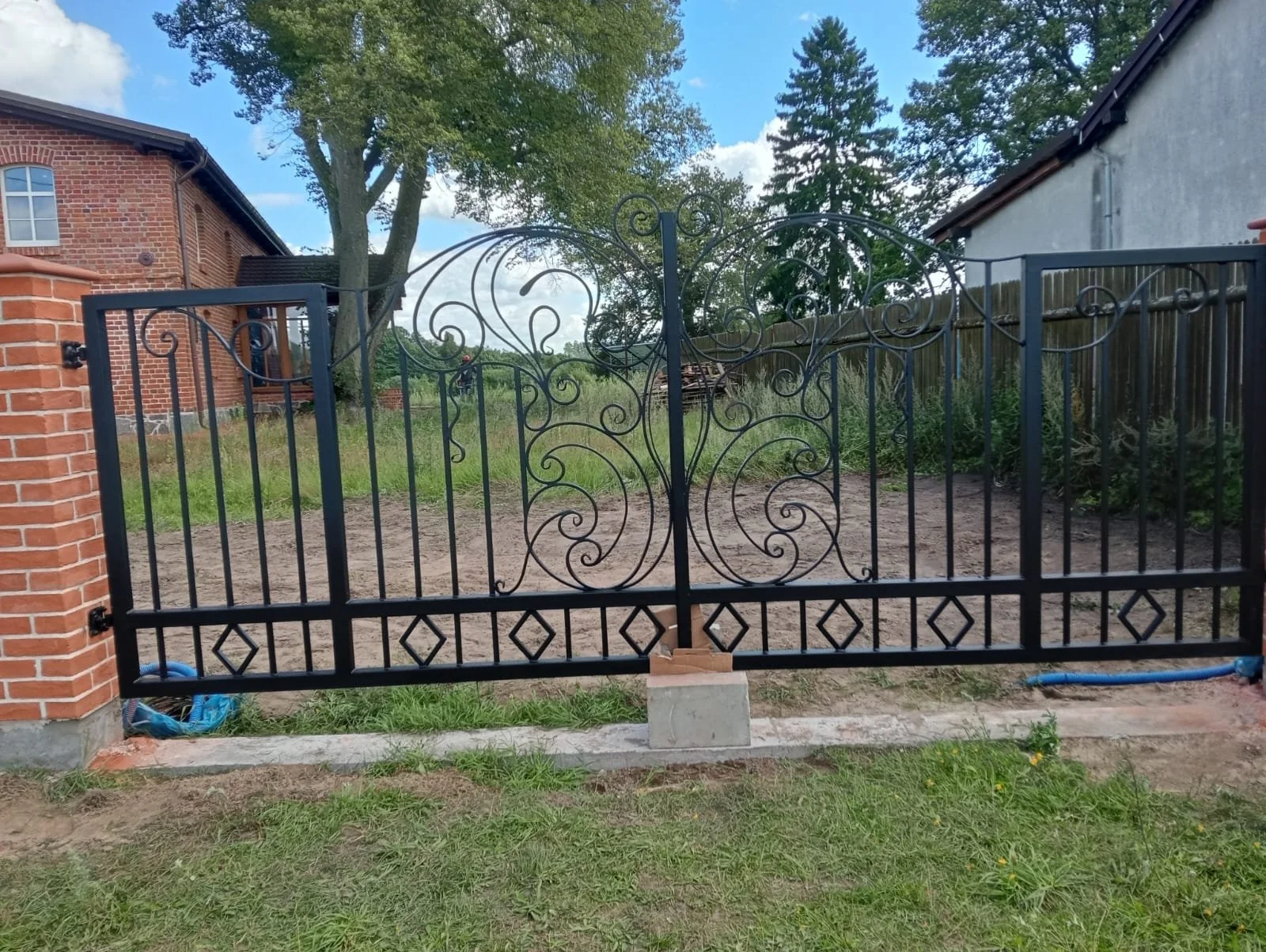 Brama Kuta Dwuskrzydłowa – Roślinne Wzory i Woluty