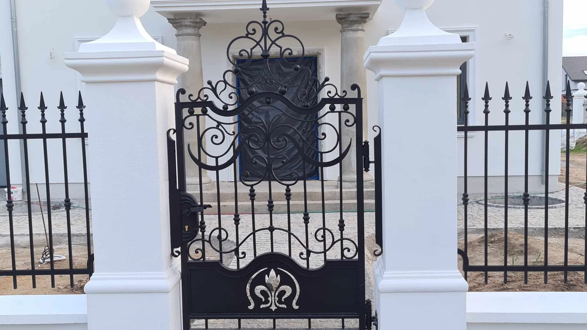 Brama kuta fleur-de-lis - luksusowe wyroby kute