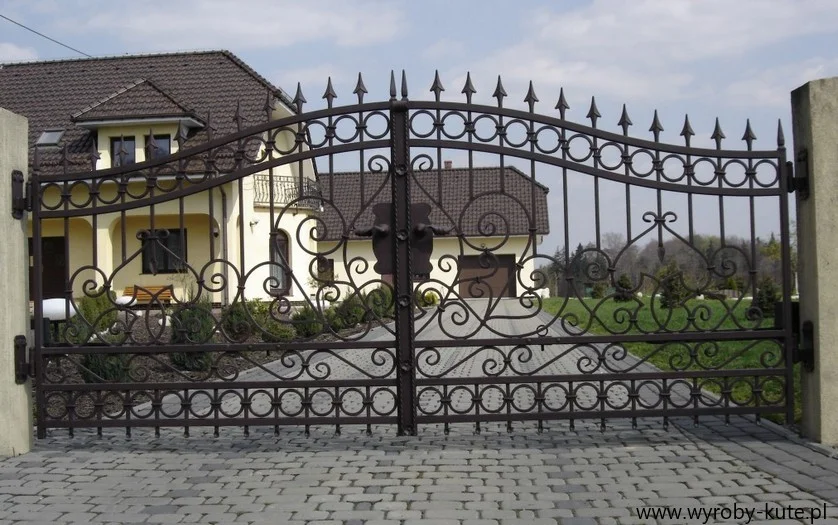 Brama Kuta - Koła i Groty Grafit