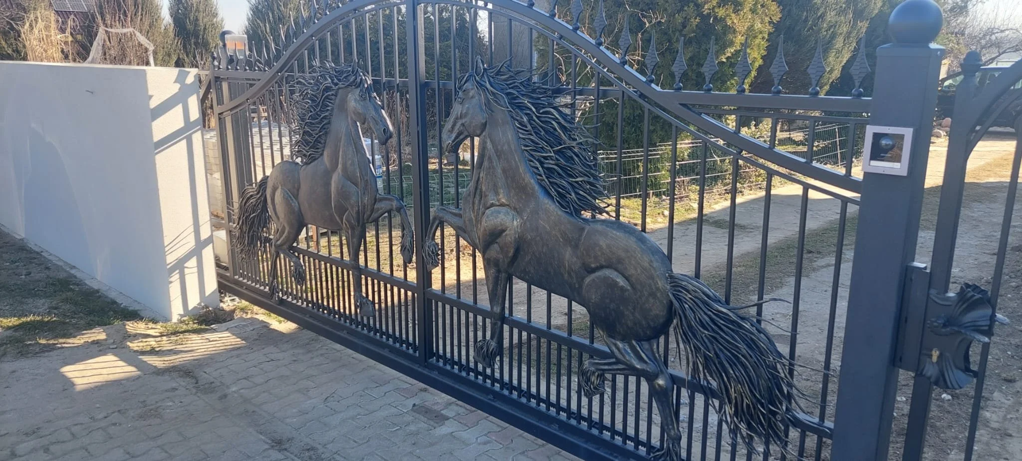 Brama Kuta - Płaskorzeźba Konie