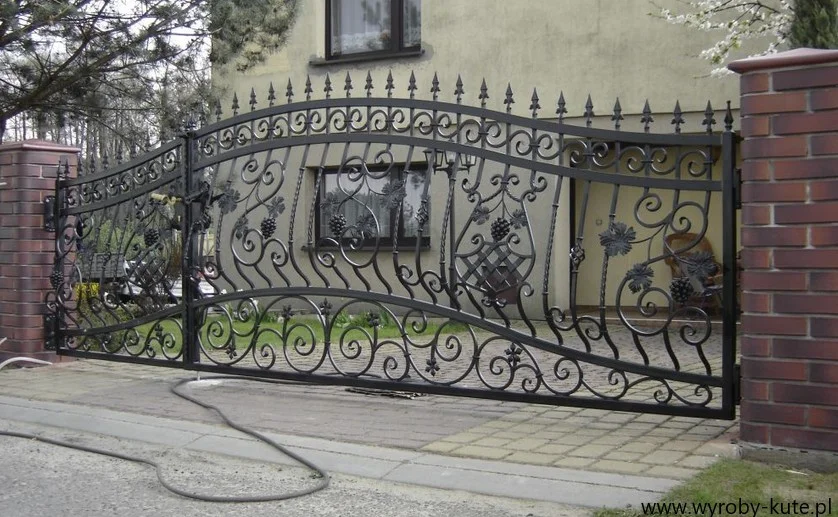 Brama Kuta - Kosze z Winogronami i Łuk