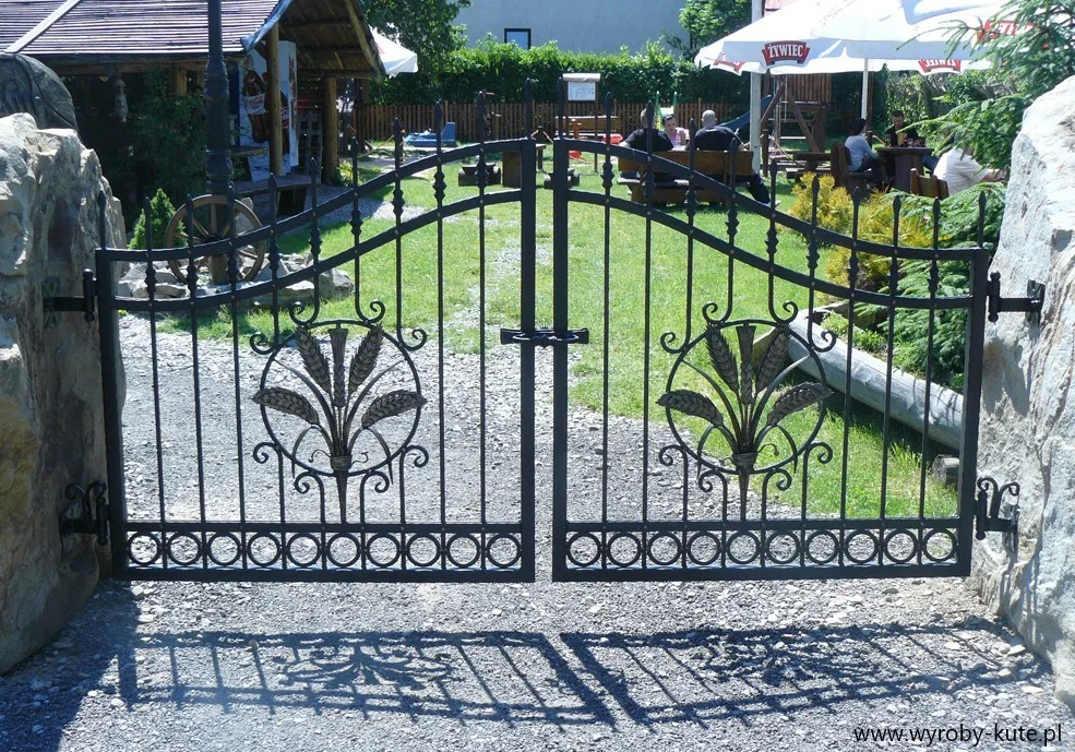 Brama Kuta - Motyw Zboża i Koła