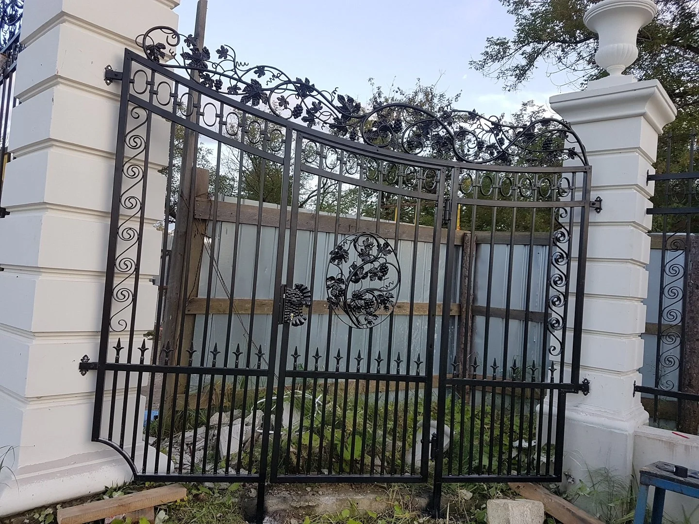 Brama Pałacowa z Winogronami - Detal