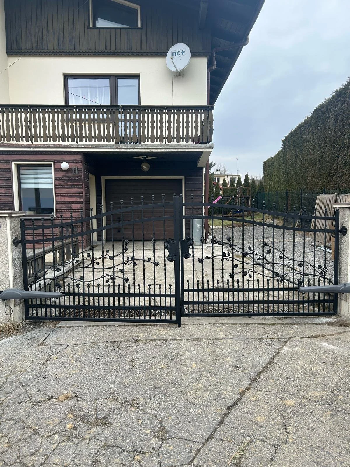 Brama Wjazdowa - Róże i Styl