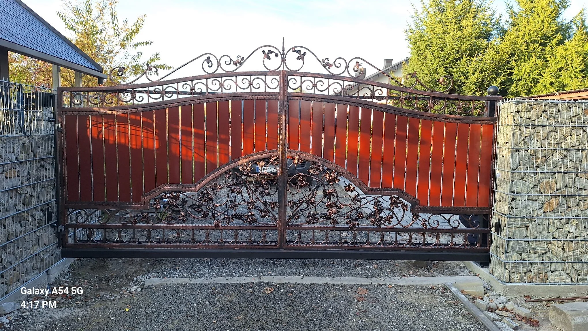 Brama Kuta Przesuwna 'Winorośl' - Widok Pełny