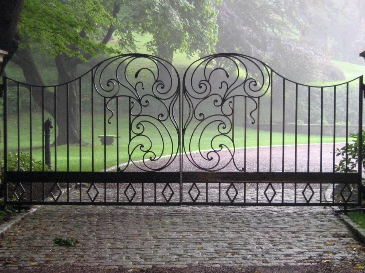 Brama kuta secesja - Ornamenty roślinne