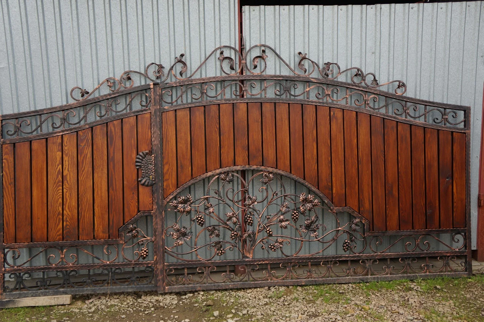 Brama Kuta Uchylna z Drewnem Model BU81