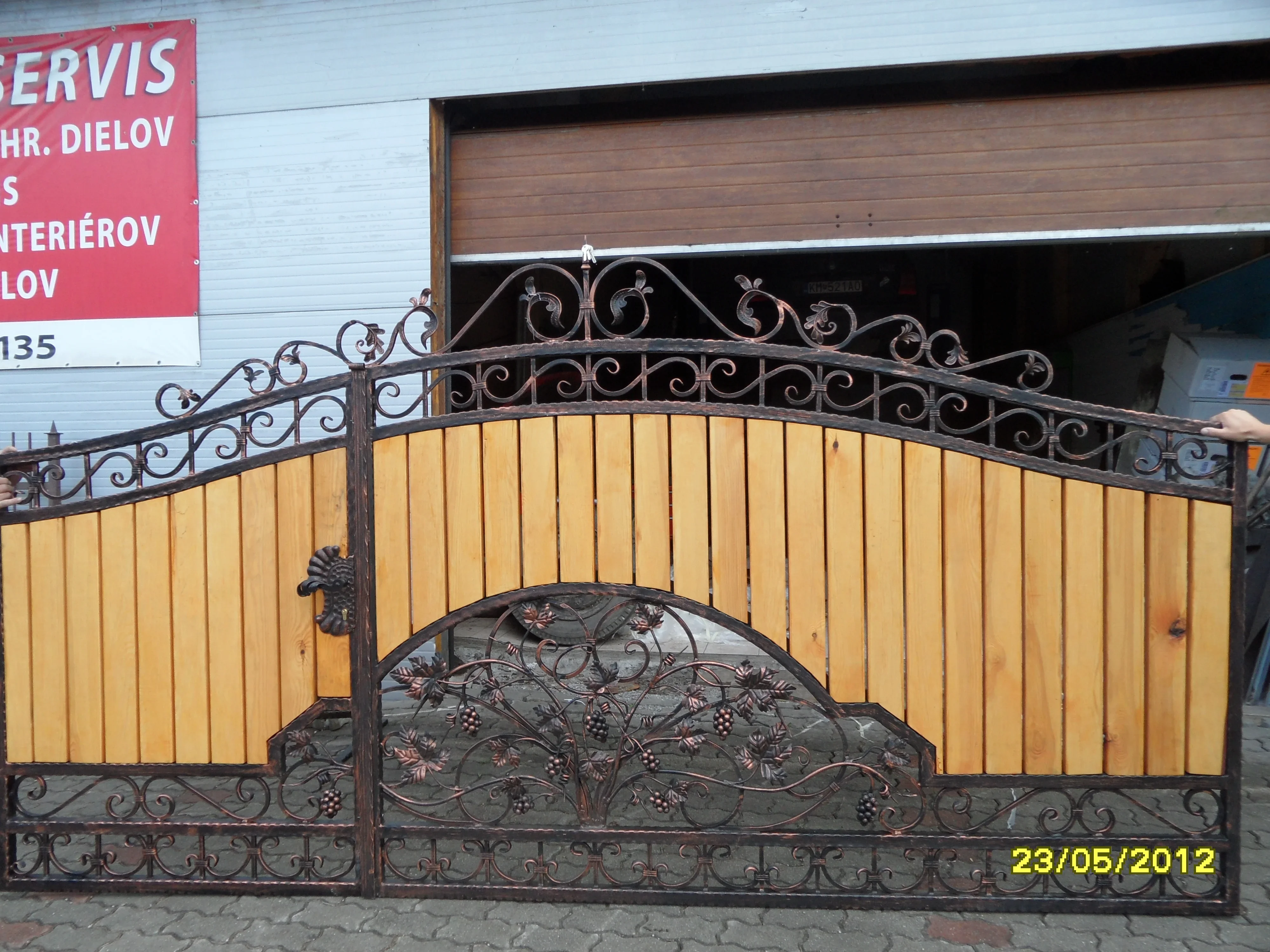 Brama Kuta Uchylna z Drewnem Model BU81