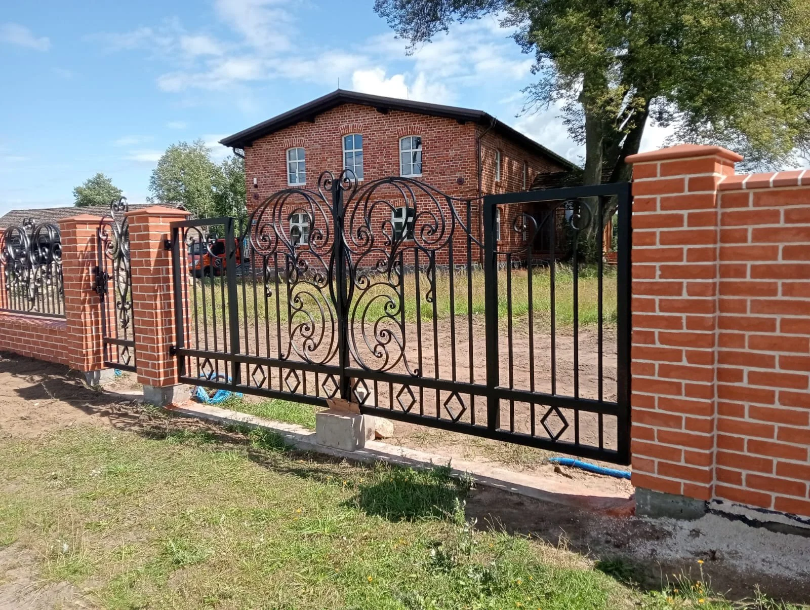 Brama Kuta w Budowie – Proces Tworzenia Ogrodzenia