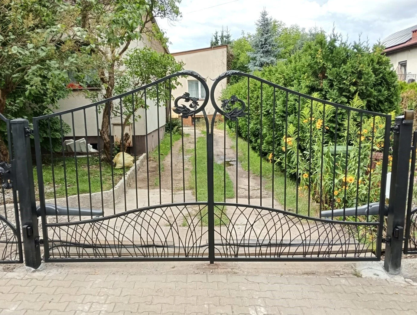 Brama Kuta w Otoczeniu Ogrodu – Estetyka Wjazdu