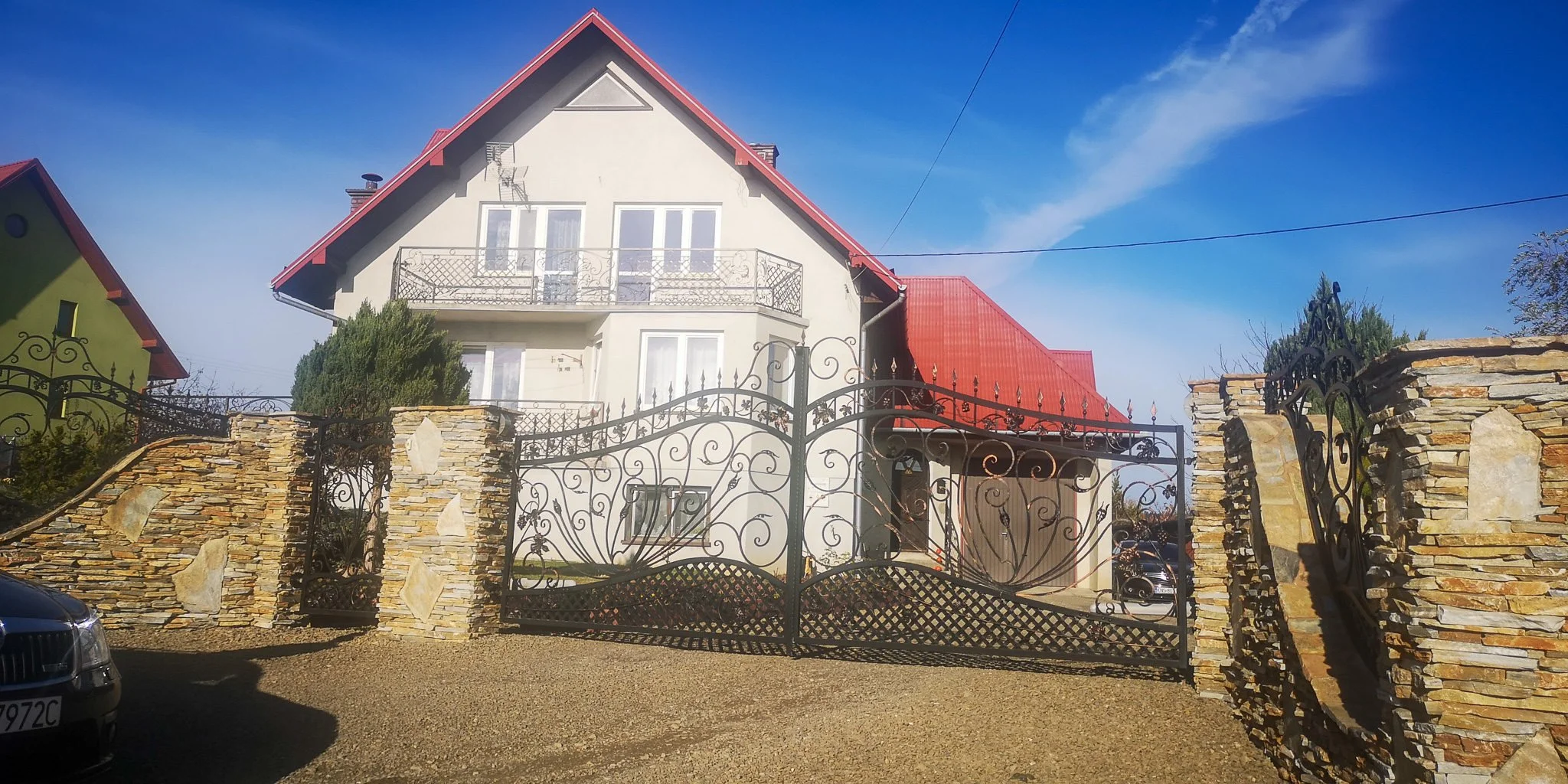 Brama Wjazdowa Kuta na Tle Domu