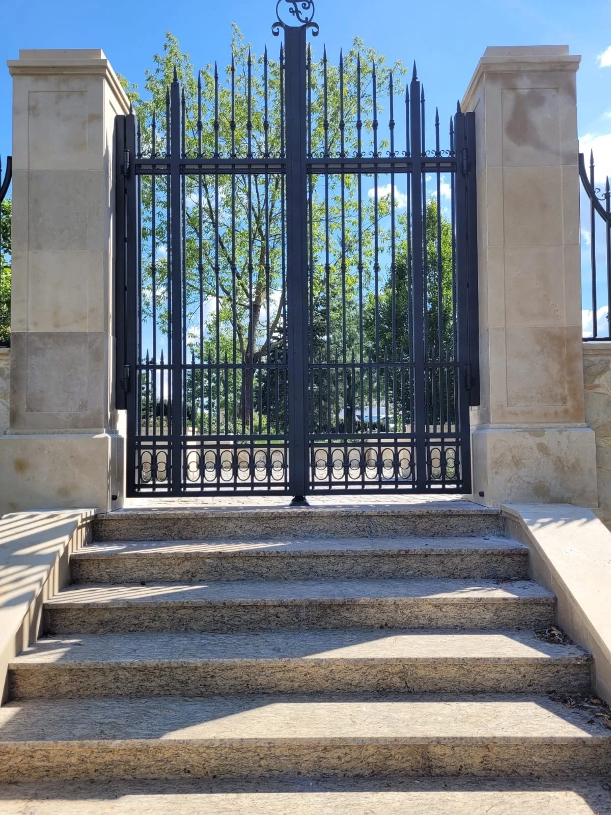 Wysoka Brama Kuta – Majestatyczny Wjazd do Posiadłości