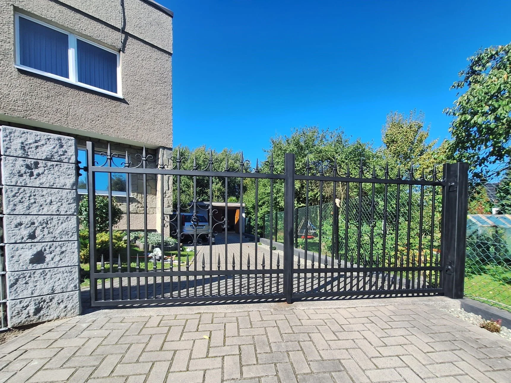 Brama Kuta z Automatyką – Widok Posesji