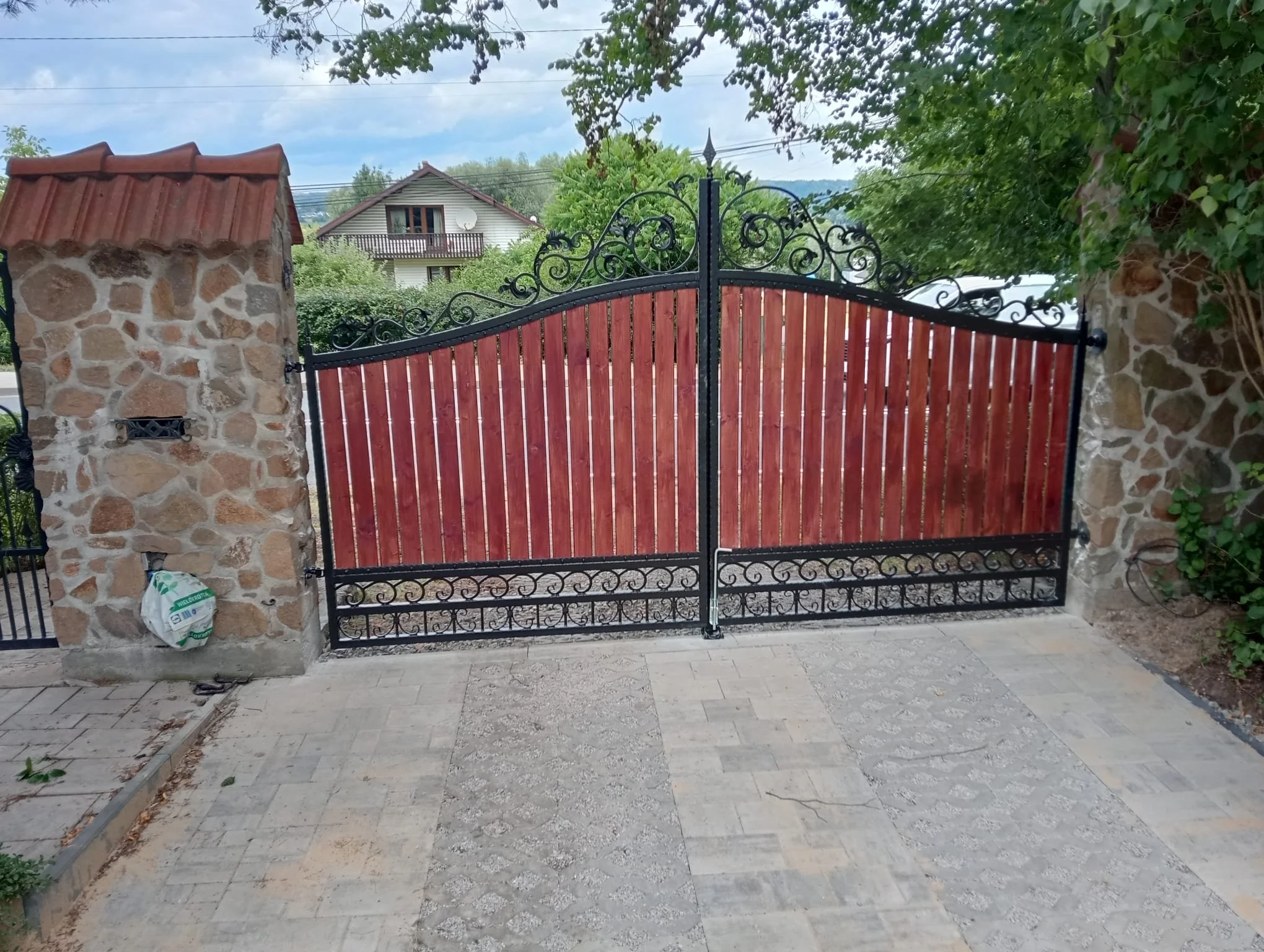 Brama kuta z drewnem - Prywatność