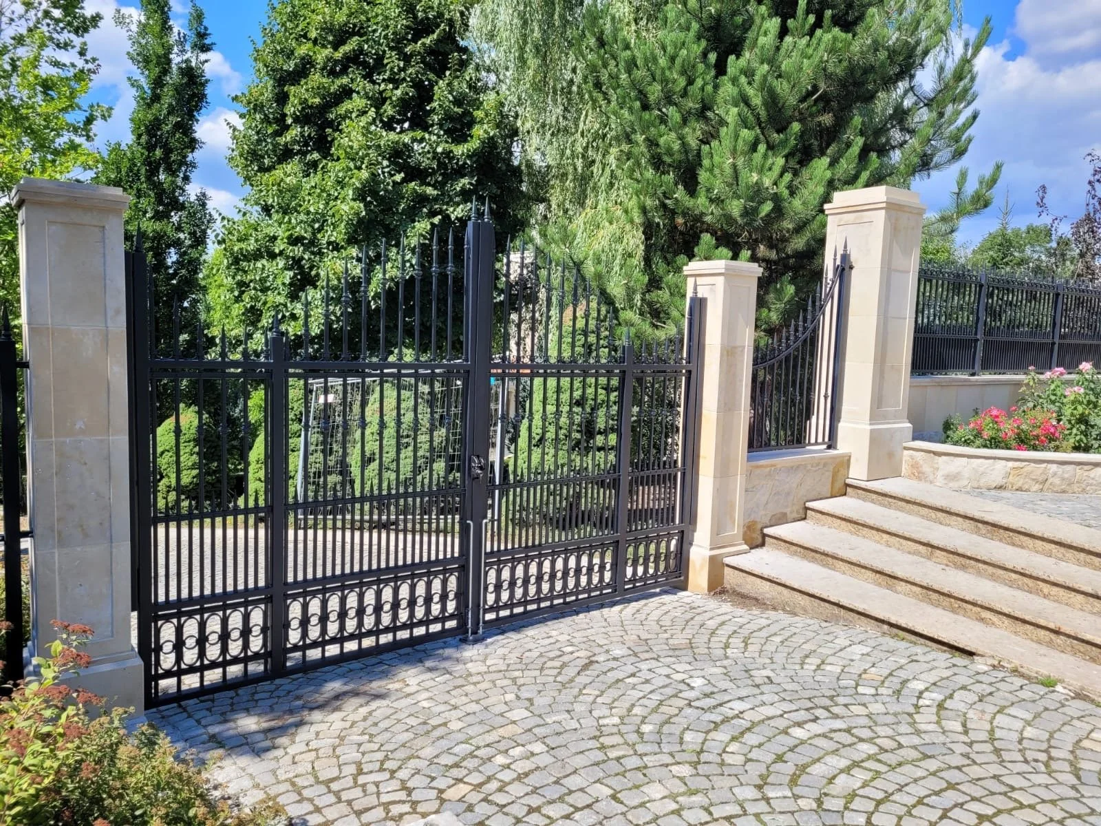 Brama Kuta z Furtką w Jednolitym Stylu – Perfekcyjne Design