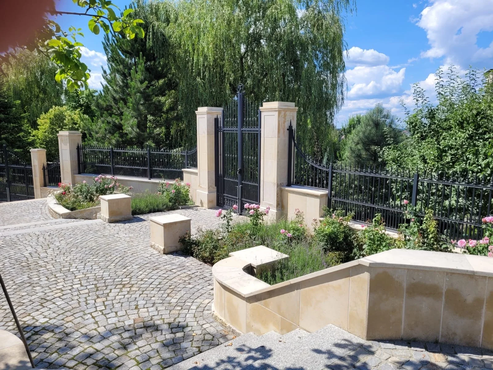 Centralny Widok na Bramę z Herbem – Personalizacja