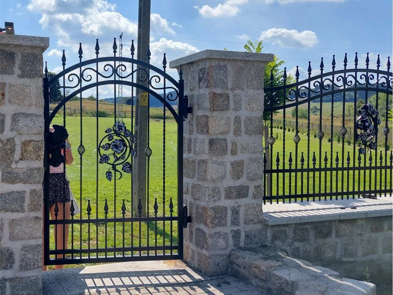 Brama kuta z herbem - Filary kamienne