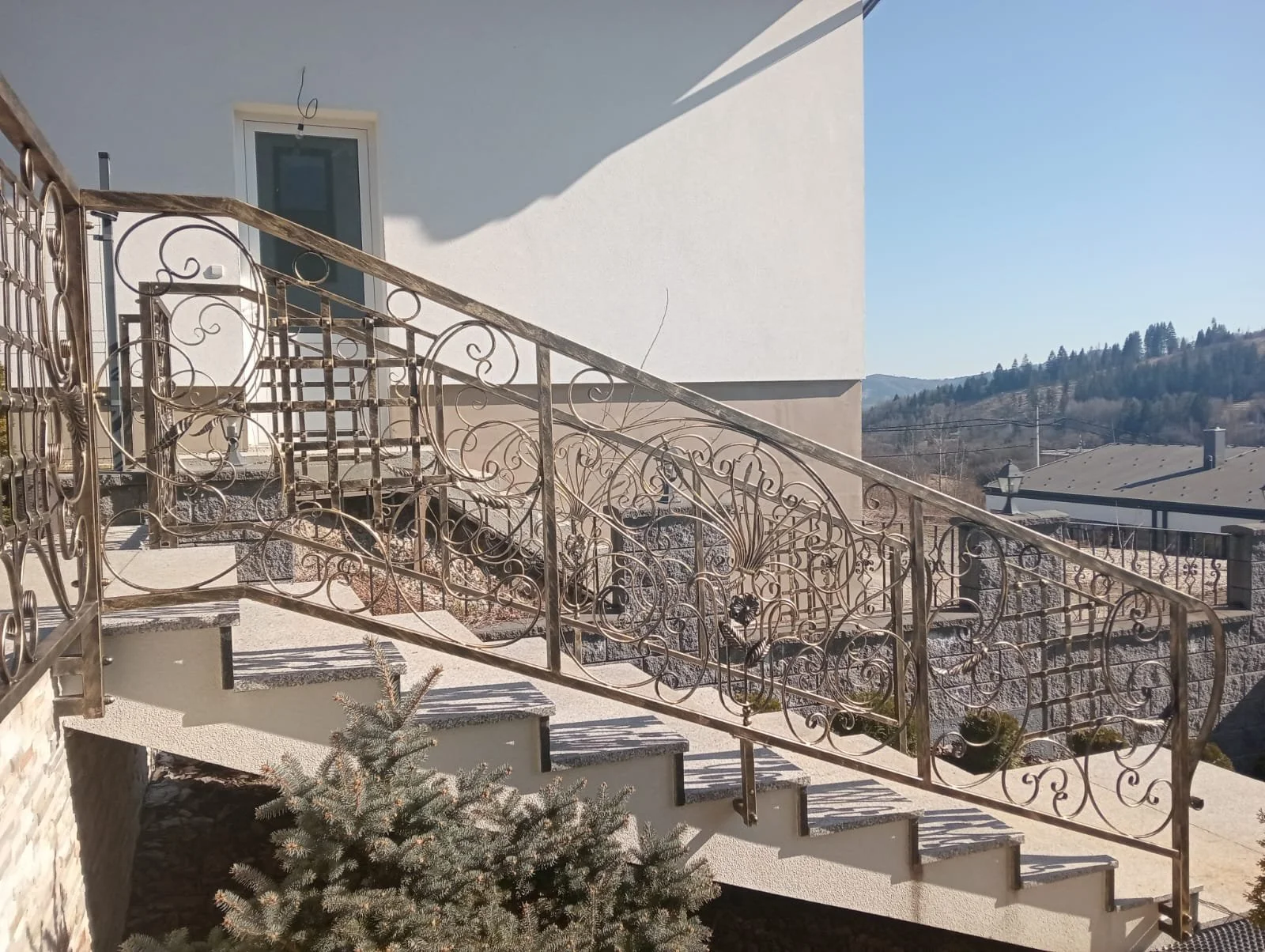 Brama kuta z motywem kół - Elegancja