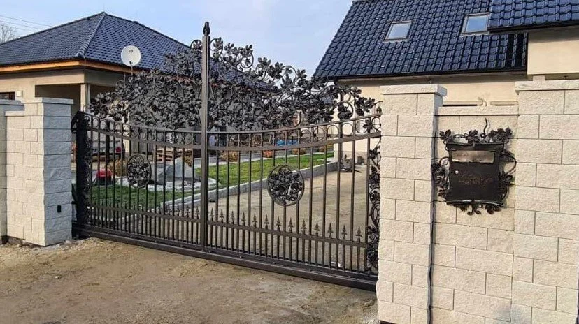 Brama kuta z wbudowaną skrzynką na listy