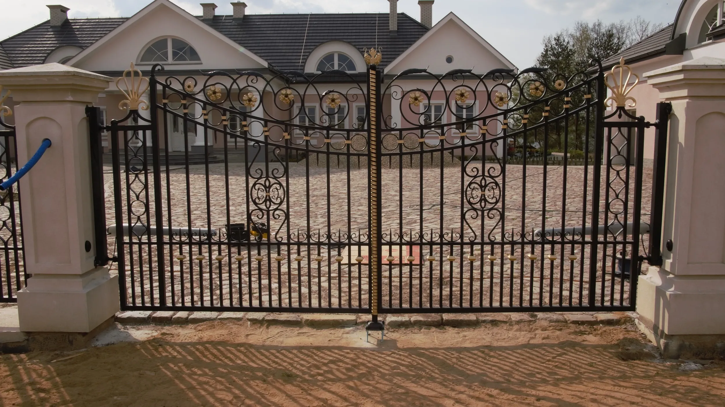 Brama kuta złocona - Detale kwiatowe