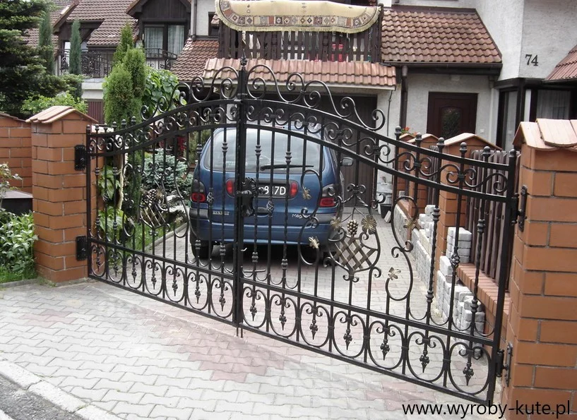 Brama Ogrodzeniowa - Kosz Kwiatowy ze Złoceniem