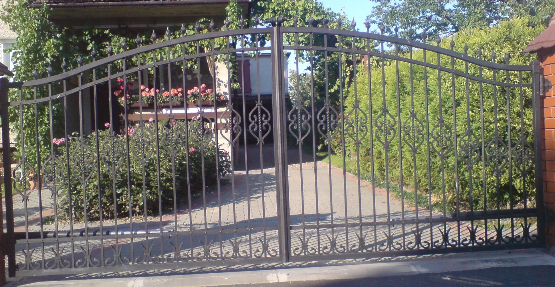 Brama przesuwna kuta klasyczna z liśćmi