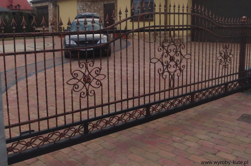 Brama Przesuwna - Miedziane Rozety Duże