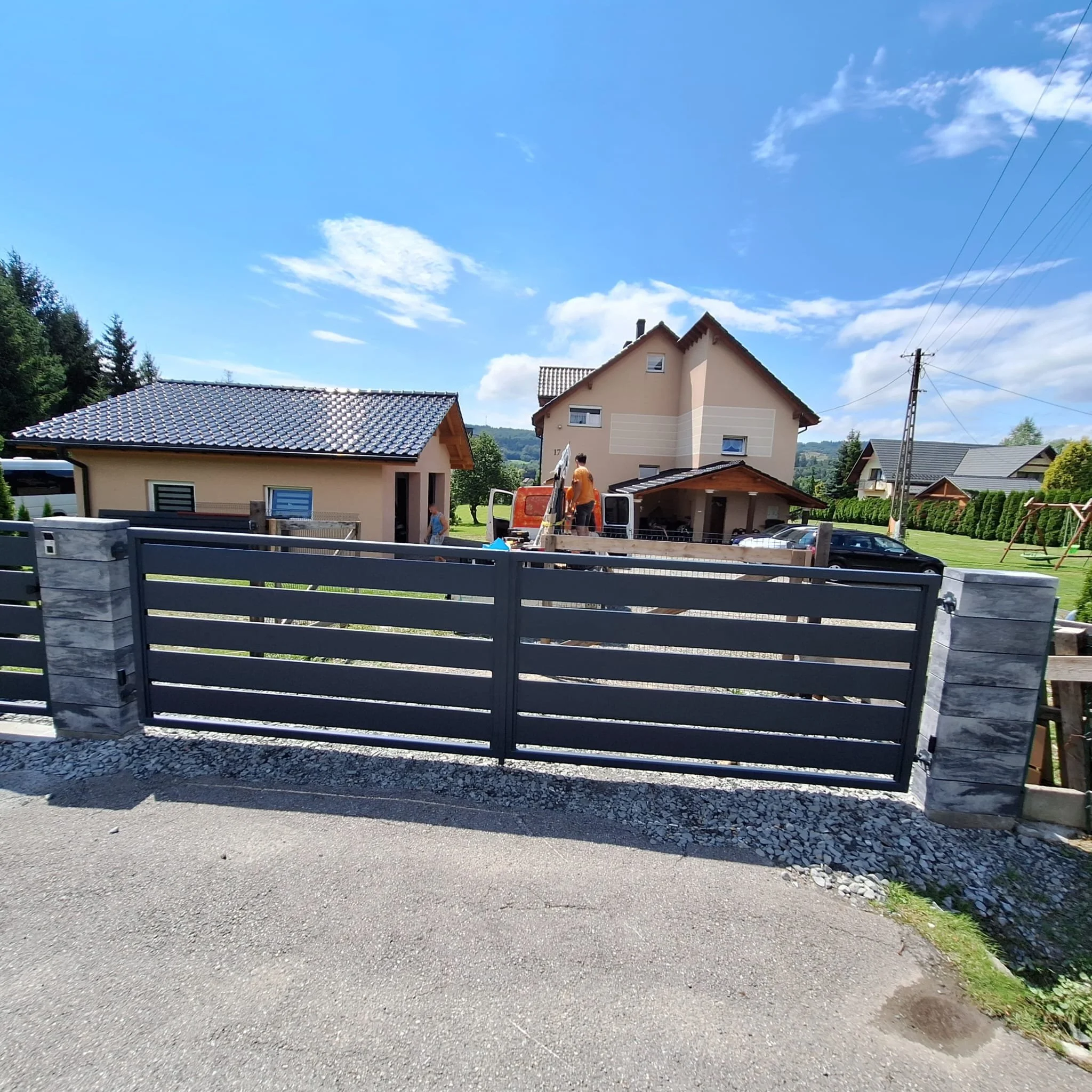 Brama Przesuwna Modern - Szare Słupy Kamienne