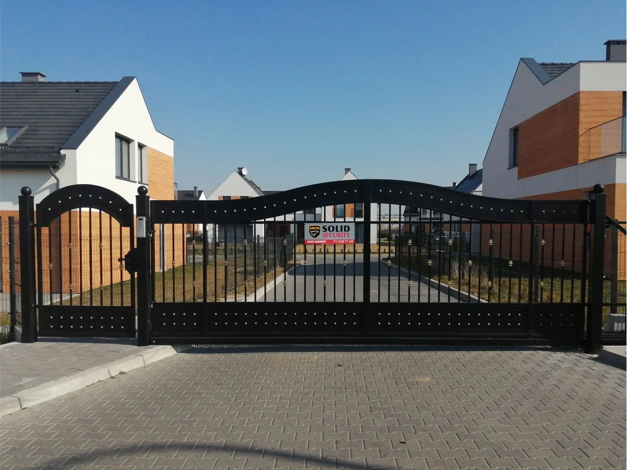 Brama przesuwna nowoczesna - Nity (Czarna)