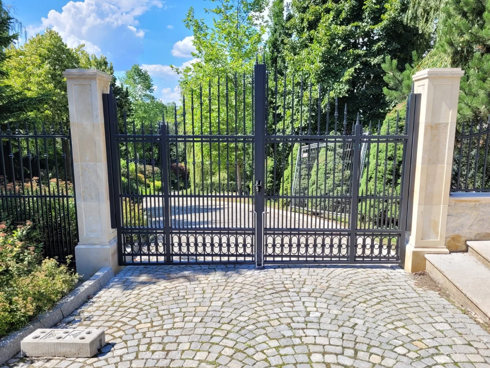 Brama Rezydencyjna na Tle Zieleni – Estetyka i Funkcja