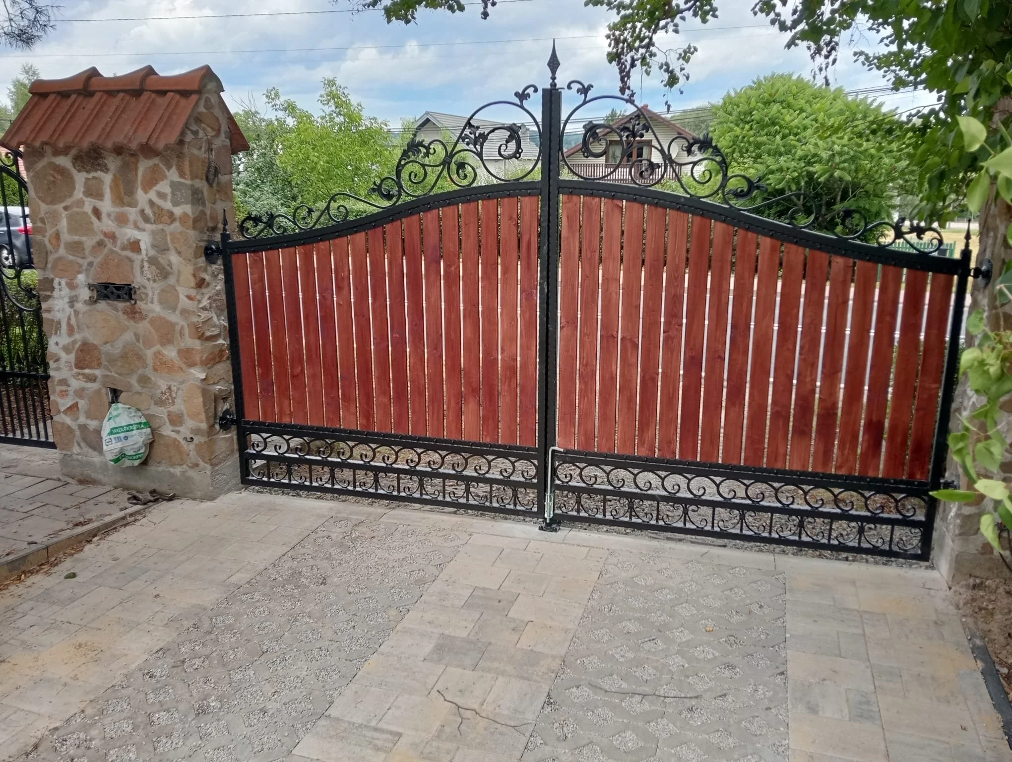 Brama Przesuwna w Ruchu - Półotwarta