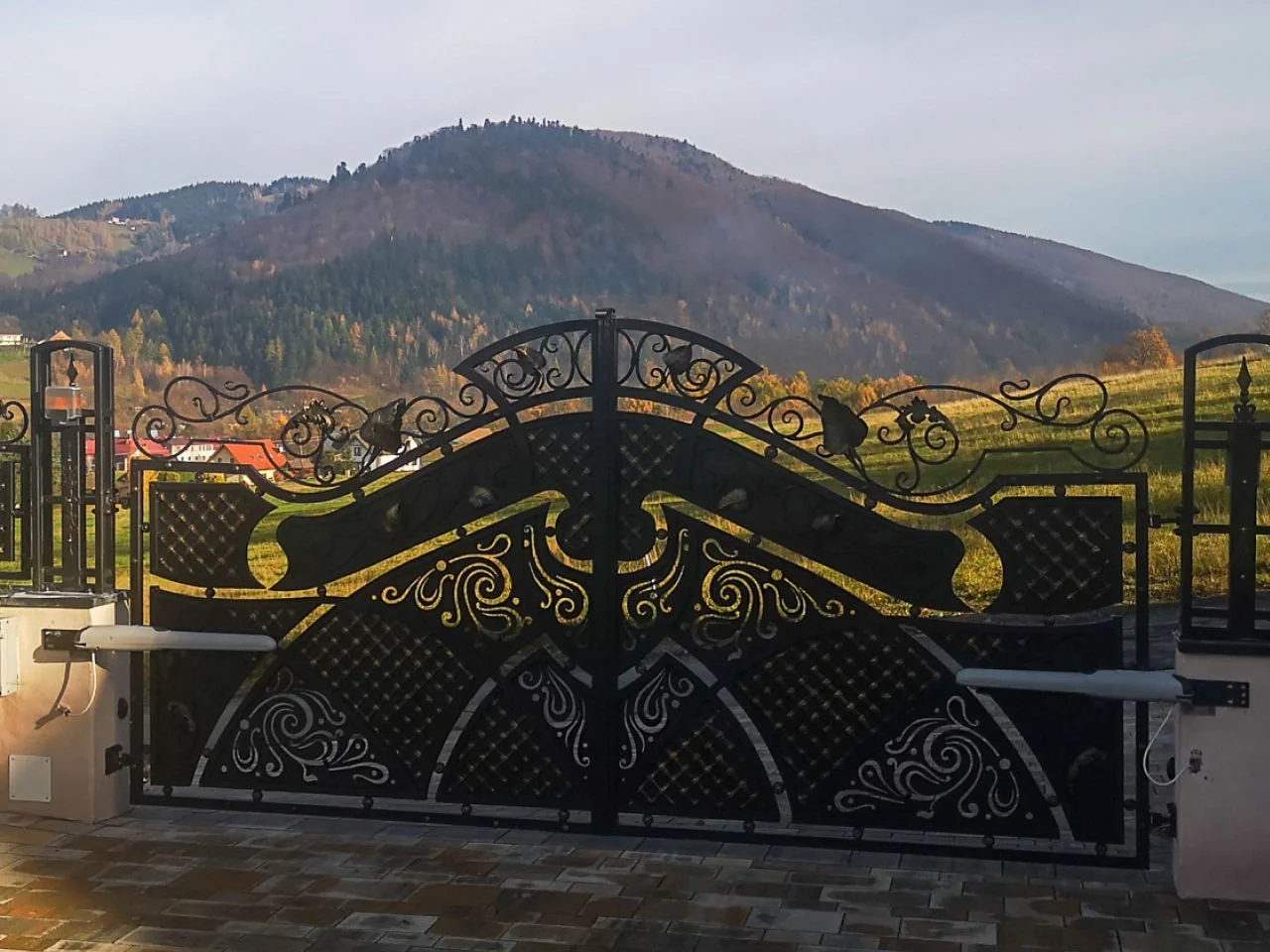 Automatyczna Brama Wjazdowa - Zamknięta (Front)