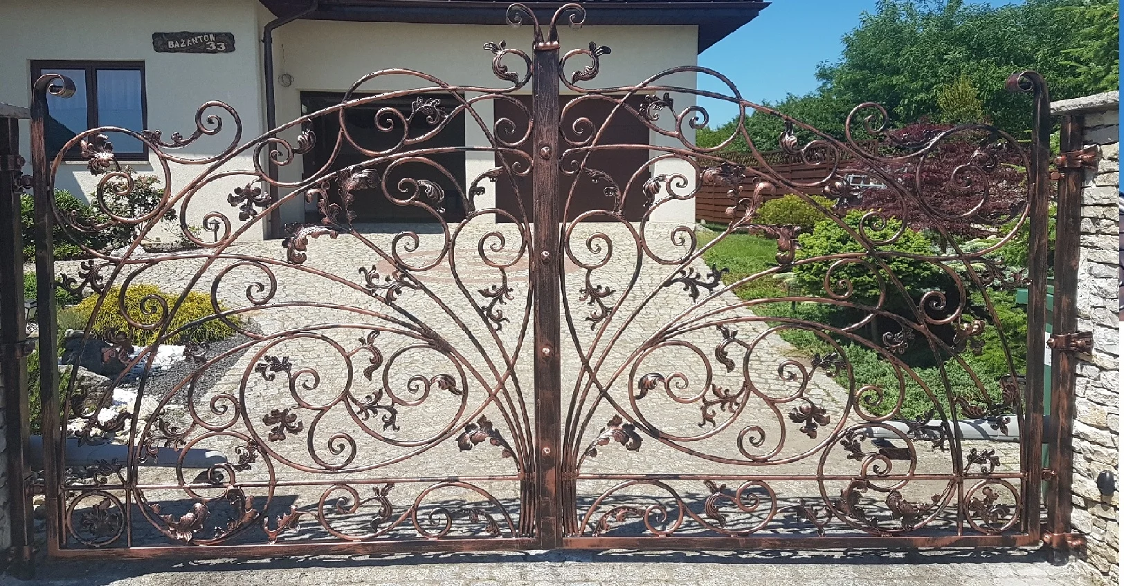 Brama wjazdowa bogato zdobiona - miedziana patyna