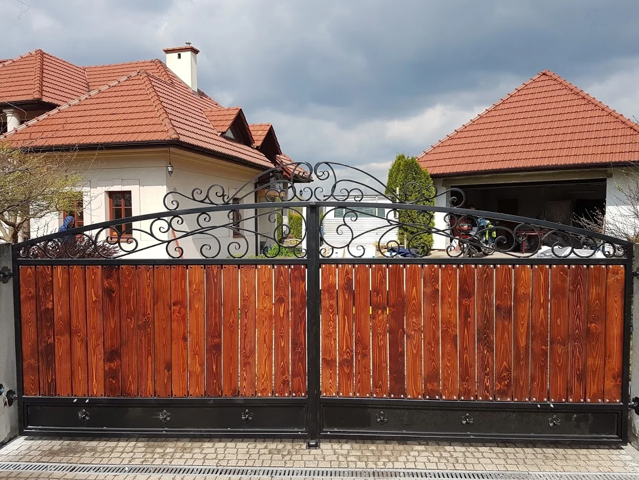 Brama wjazdowa dwuskrzydłowa drewno-metal z łukiem