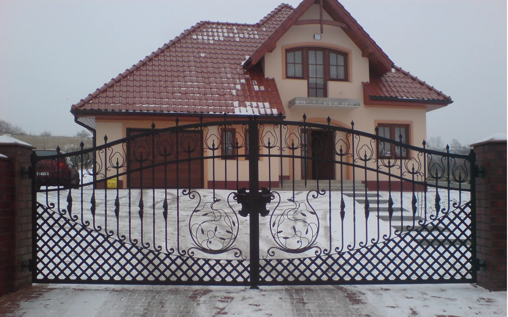 Brama wjazdowa kuta z kratką i liśćmi