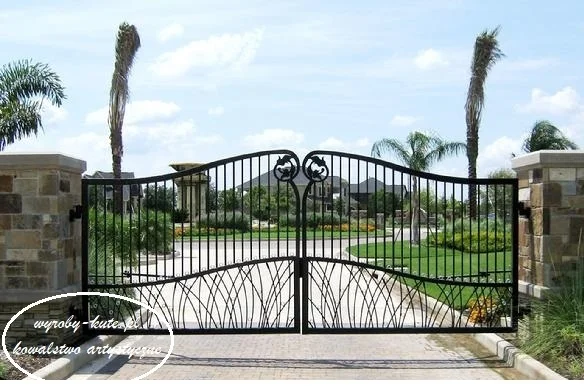 Brama wjazdowa kuta - detal z winoroślą