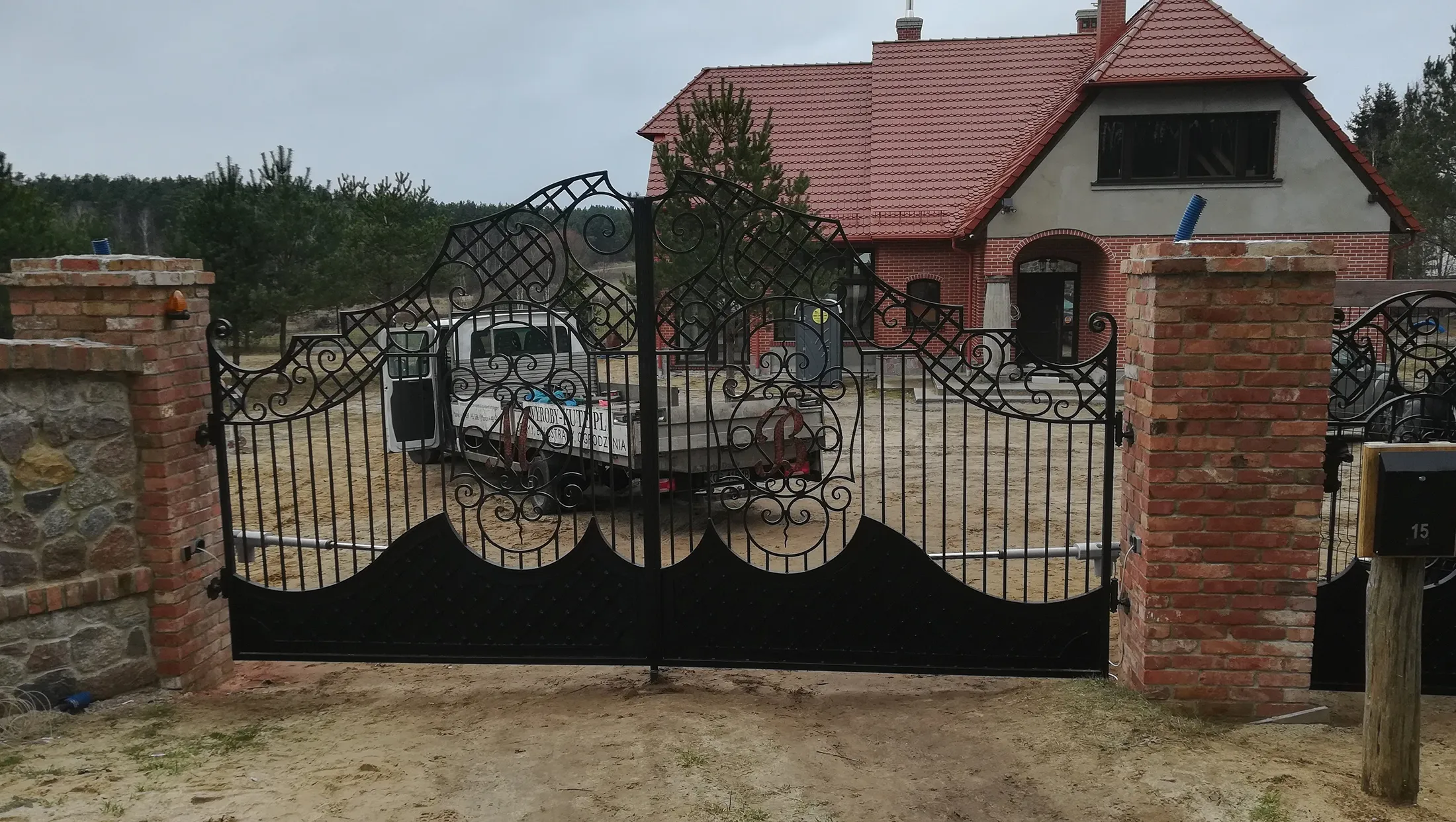 Brama 'Monogramowy Majestat' – Symfonia Tradycyjnego Kowalstwa i Rezydencjonalnego Prestiżu