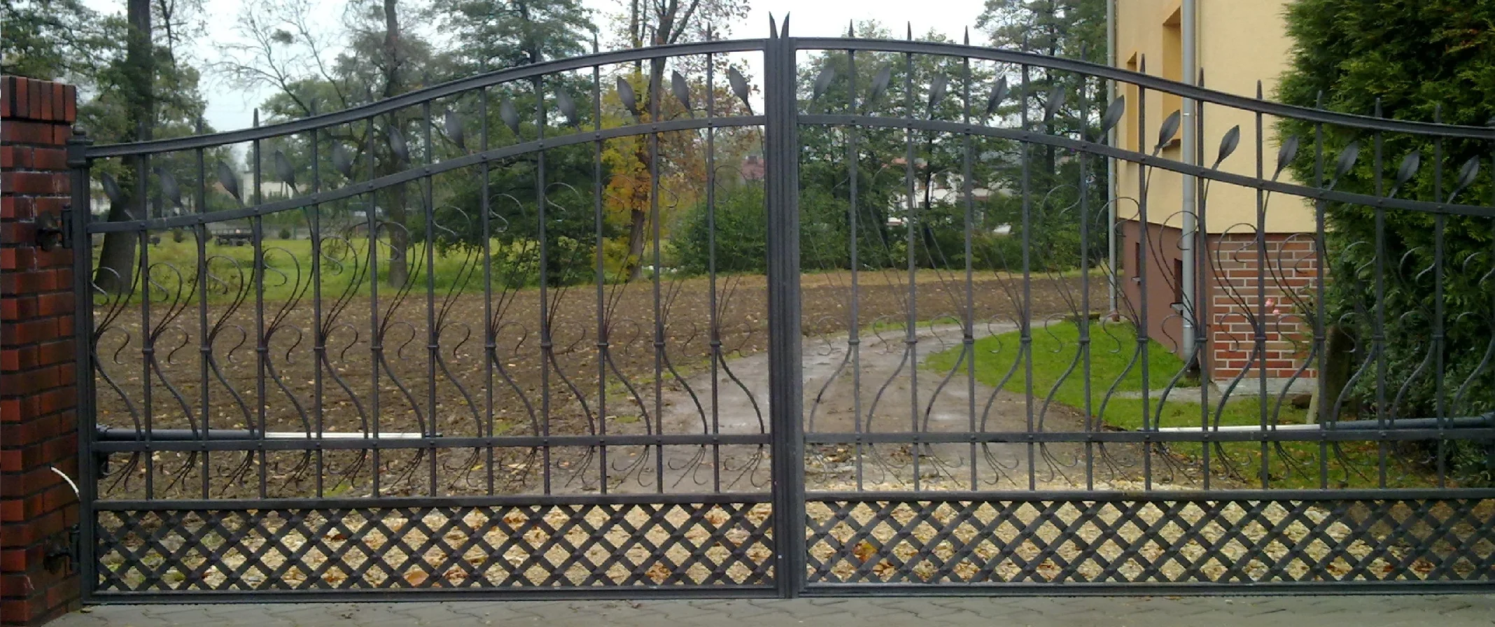 Brama wjazdowa łukowa z liśćmi