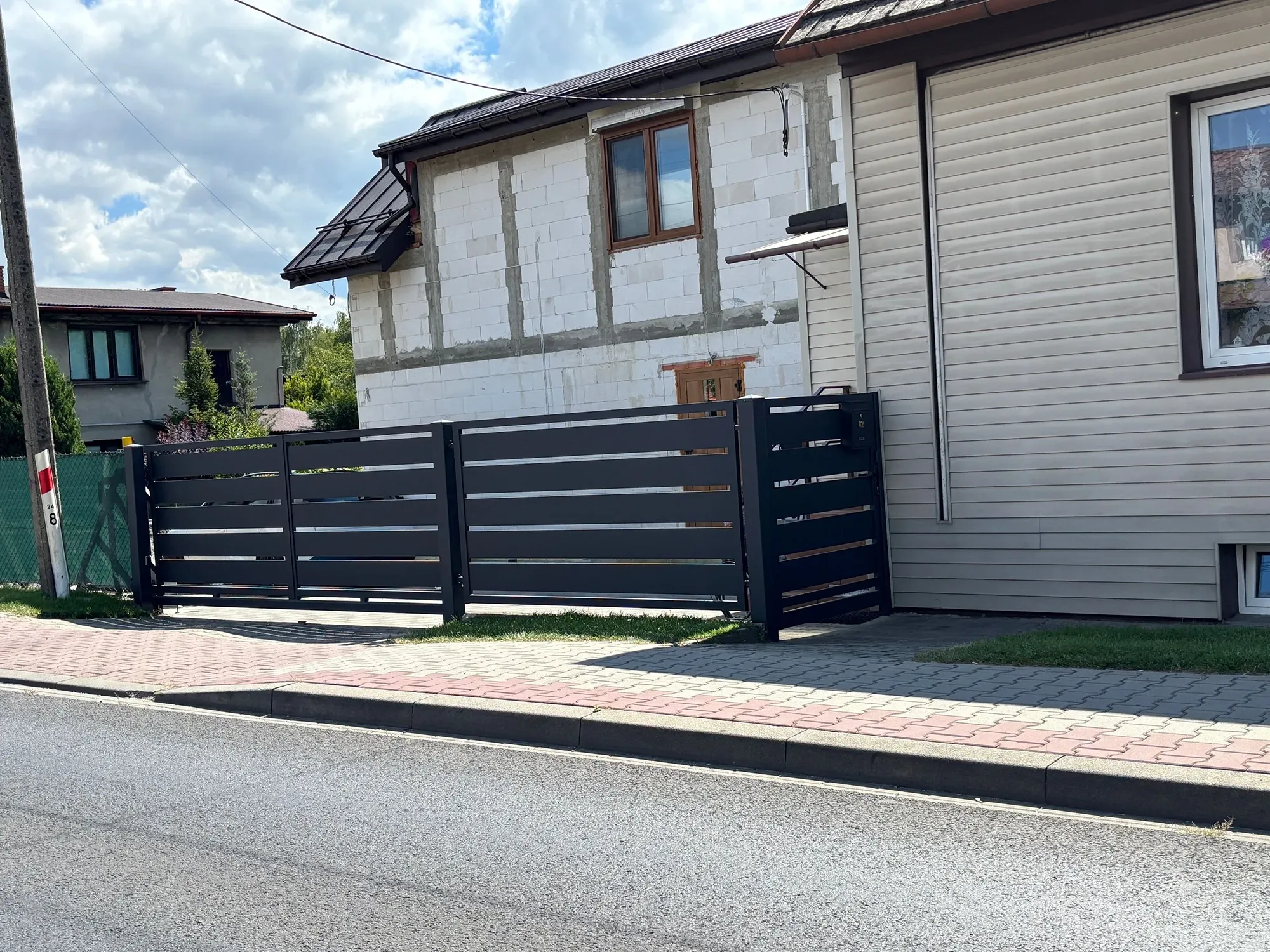 Modernistyczna Brama Wjazdowa – Widok od Ulicy