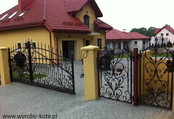 Brama Wjazdowa - Ręczna Robota Serca i Liście