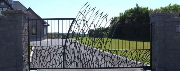 Brama 'Trawy' - widok szeroki