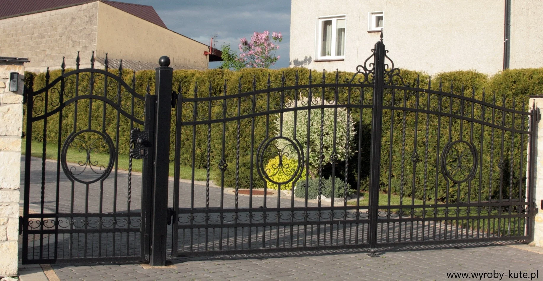 Brama Wjazdowa z Furtką - Motyw Koła Dekoracyjnego