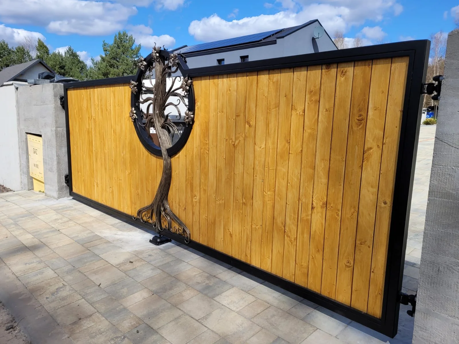 Brama Wjazdowa - Motyw Kół i Geometrii