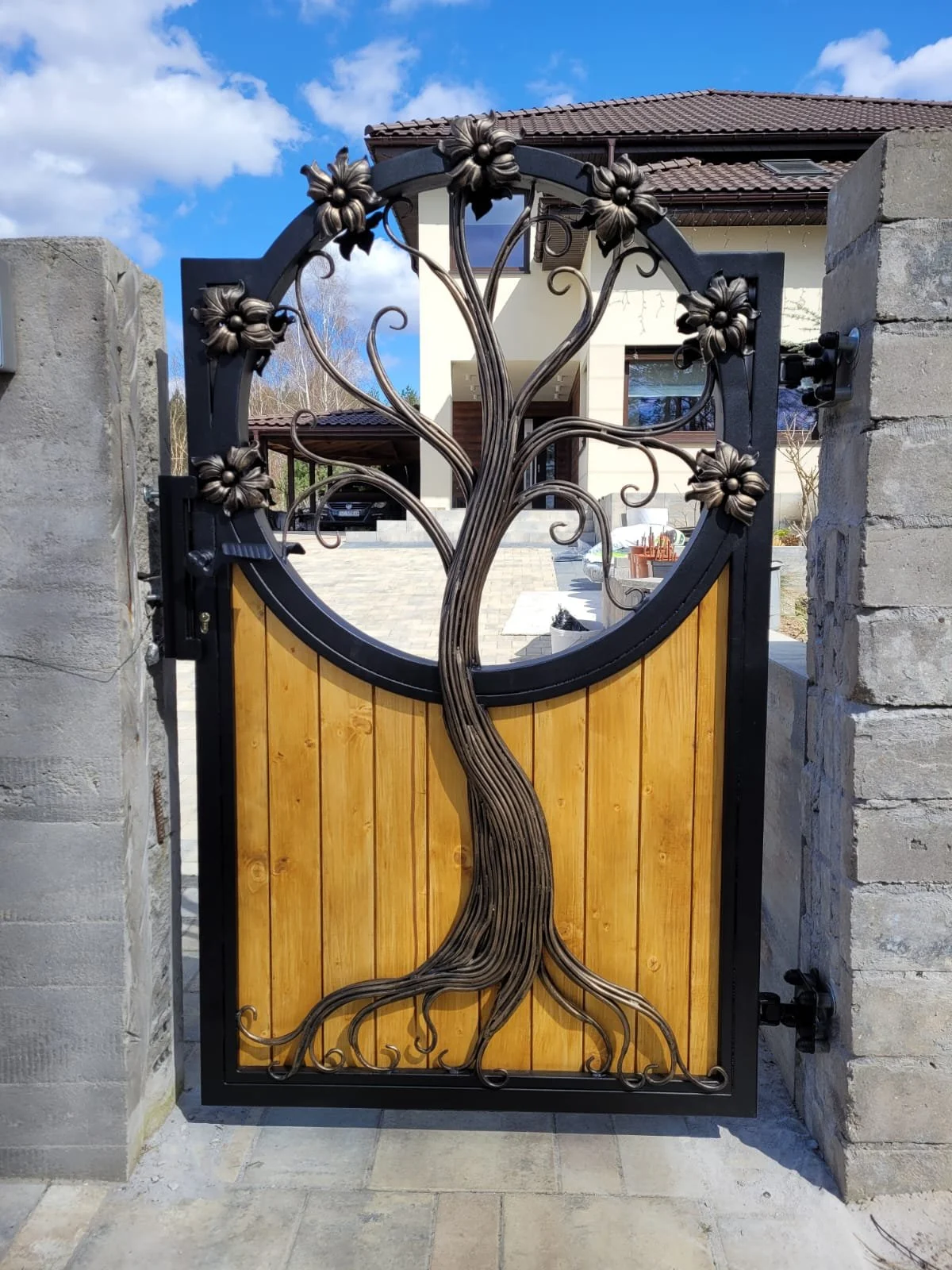 Brama Drzewo - Artystyczne Zwieńczenie