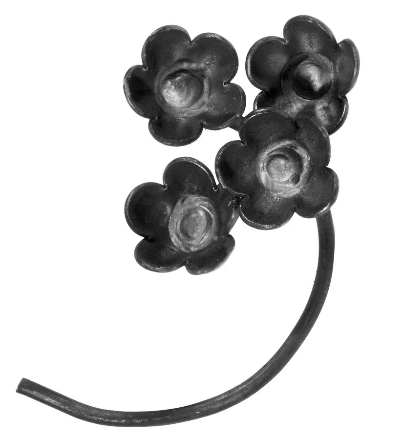 Bukiet kwiatów kutych na pędzie